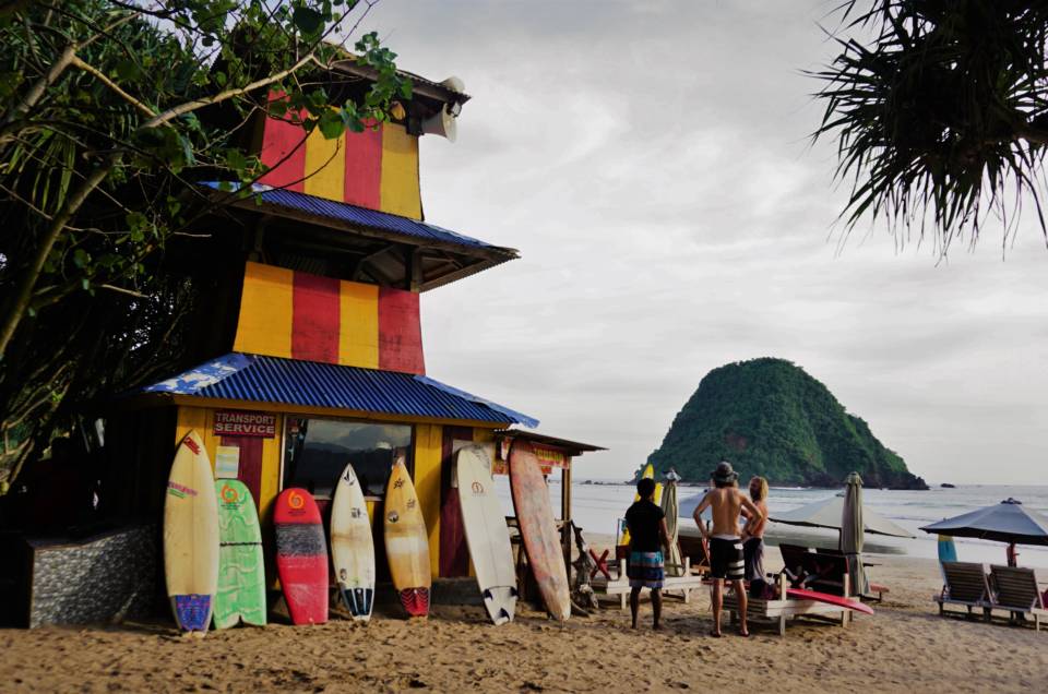 pantai pulau merah